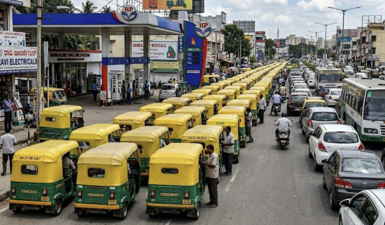ಬೆಂಗಳೂರಿನಲ್ಲಿ ಆಟೋ ಗ್ಯಾಸ್ ಹಾಹಾಕಾರ: ಎಲ್ಪಿಜಿ ಸಿಗದೆ ರಸ್ತೆಗಿಳಿದ ಚಾಲಕರು; ಬಂಕ್ಗಳ ಮುಂದೆ ಕಿಲೋಮೀಟರ್ ಉದ್ದದ ಕ್ಯೂ!