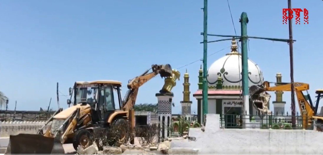 ದ್ವಾರಕಾದಲ್ಲಿ ಬುಲ್ಡೋಜರ್ ಆರ್ಭಟ: ರೂಪಣ ಬಂದರ್, ಮಿಠಾಪುರ ಮತ್ತು ಆರಂಭಡಾದಲ್ಲಿ ಅಕ್ರಮ ಕಟ್ಟಡಗಳು ನೆಲಸಮ.